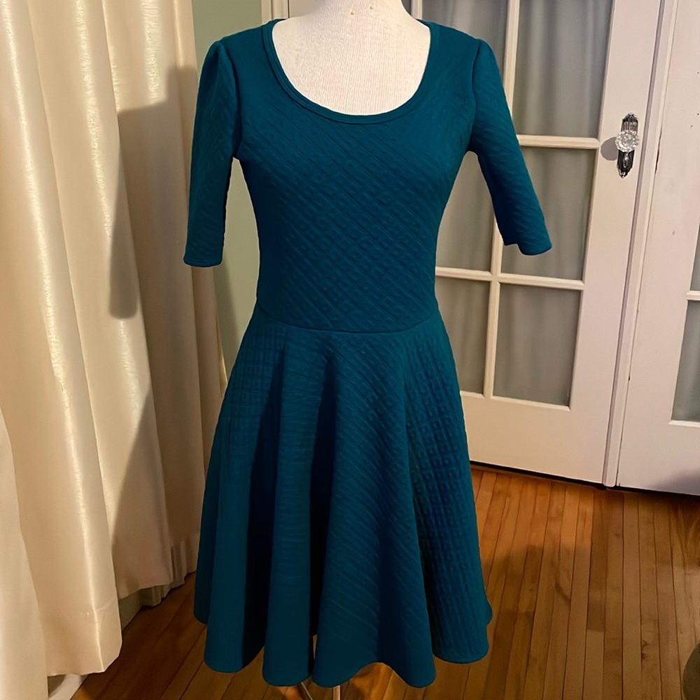 LuLaRoe Nicole Dress. Size M. Beautiful teal color, quilted texture.